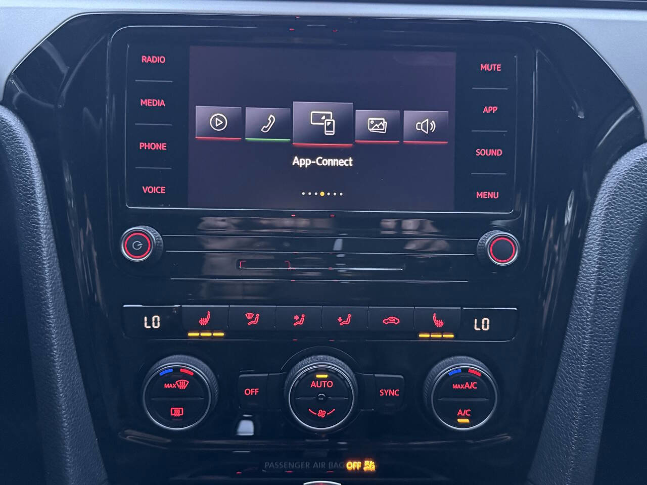 Used 2020 Volkswagen Passat 2.0T SE image 32