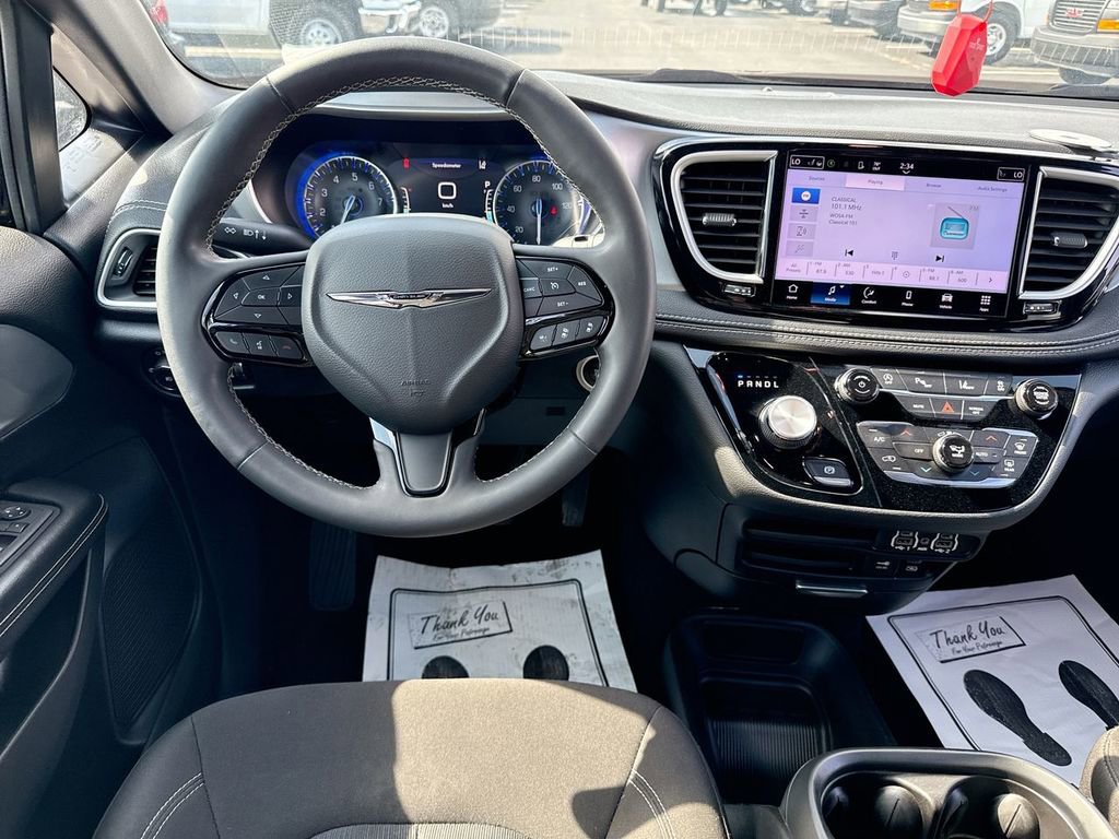 Used 2022 Chrysler Pacifica Touring FWD image 14