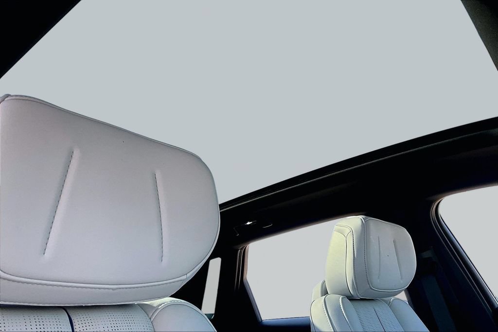 Used 2024 Cadillac Lyriq Luxury AWD/4WD image 17