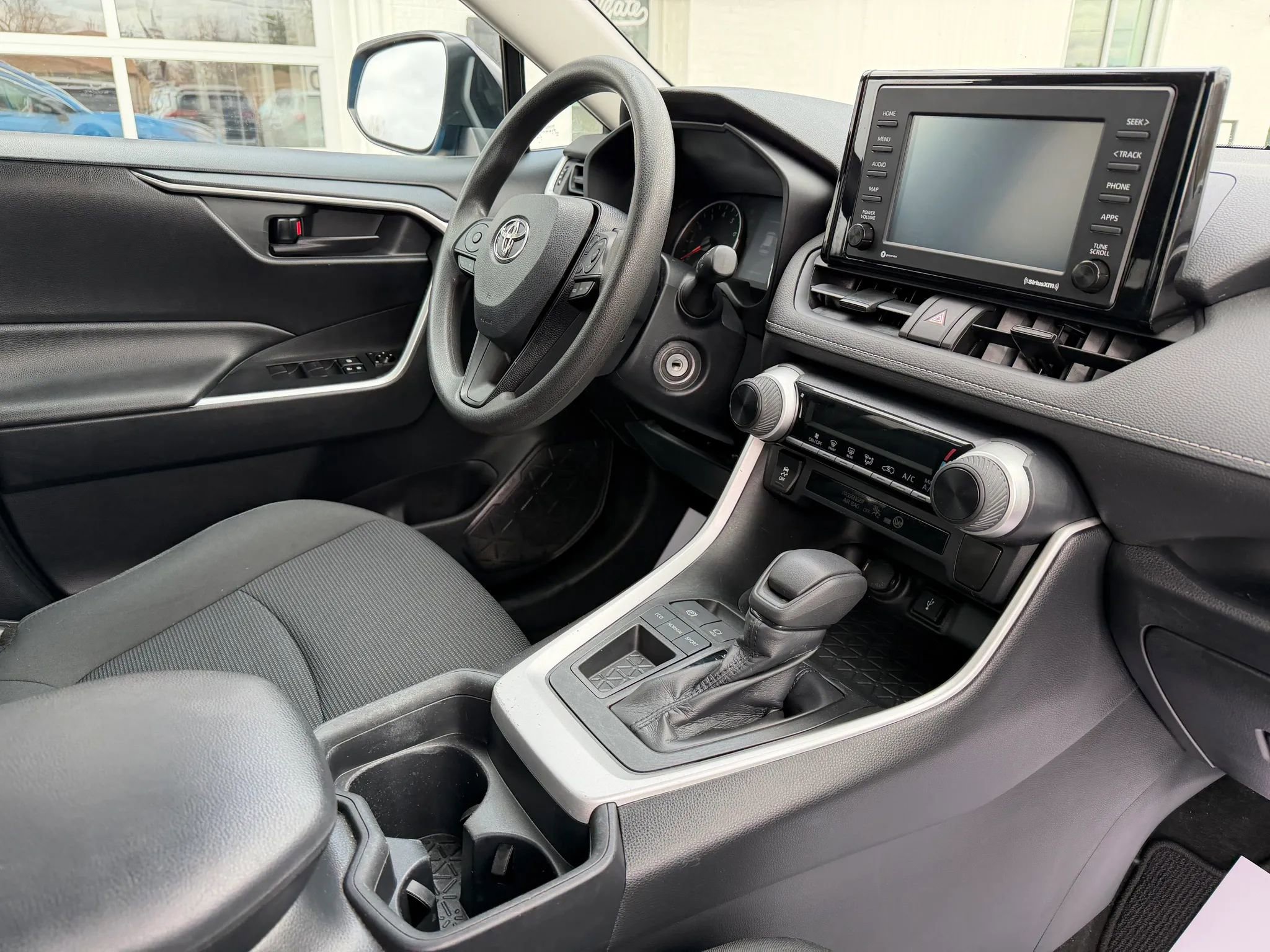 Used 2020 Toyota RAV4 LE w/ Carpet Mat Package image 13