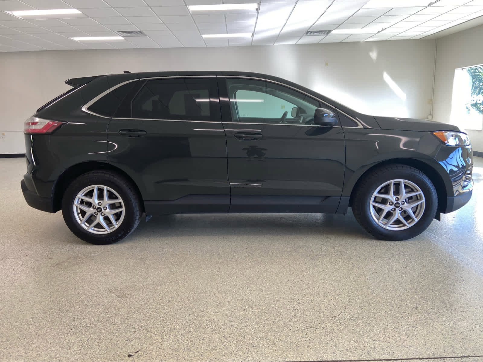 Used 2024 Ford Edge SEL image 6