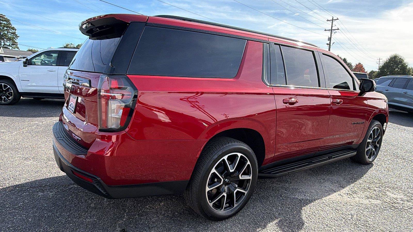 Used 2023 Chevrolet Suburban RST w/ Luxury Package AWD/4WD image 9