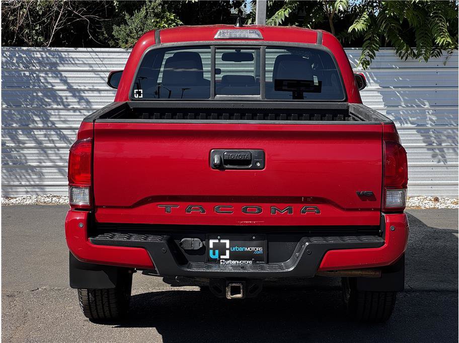 Used 2016 Toyota Tacoma TRD Sport AWD/4WD image 11