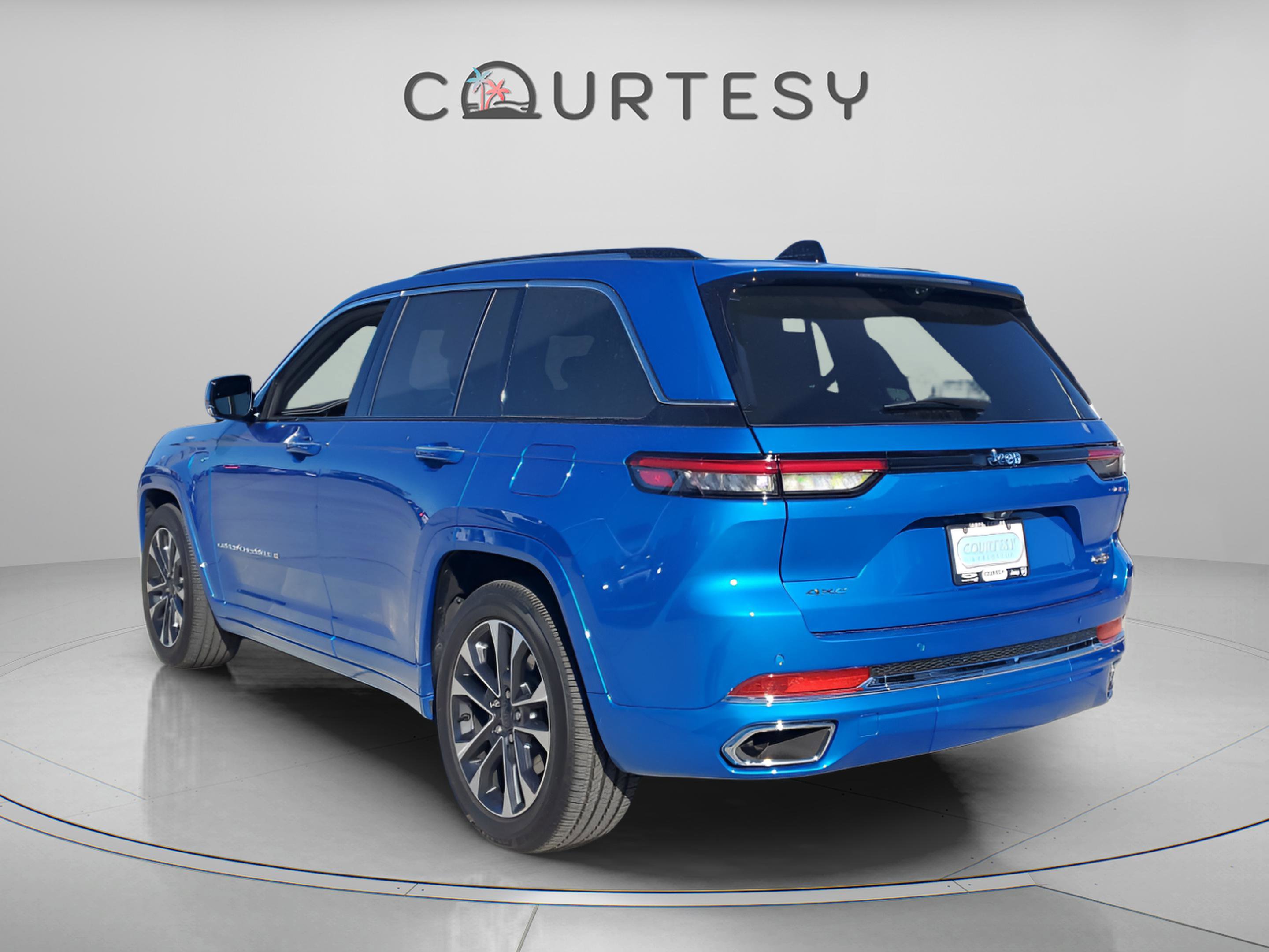 Used 2024 Jeep Grand Cherokee Overland w/ Advanced Protech Group III image 3