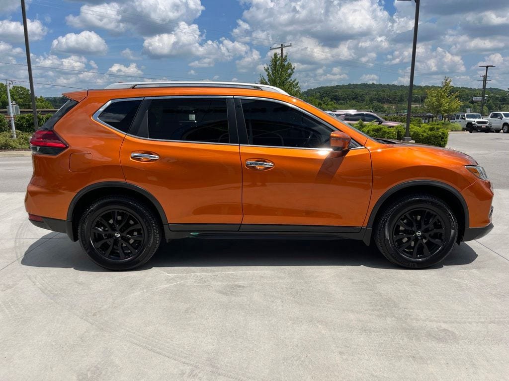 Used 2017 Nissan Rogue SV AWD/4WD image 22