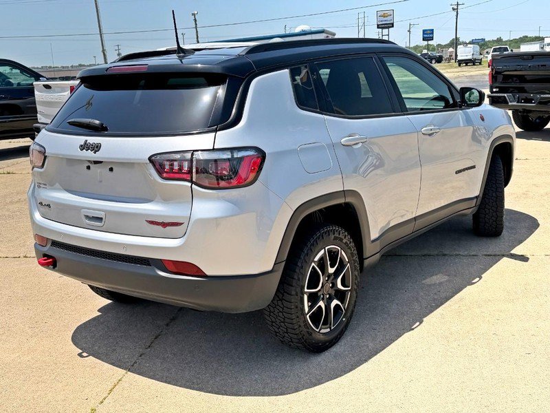 Used 2025 Jeep Compass Trailhawk AWD/4WD image 4