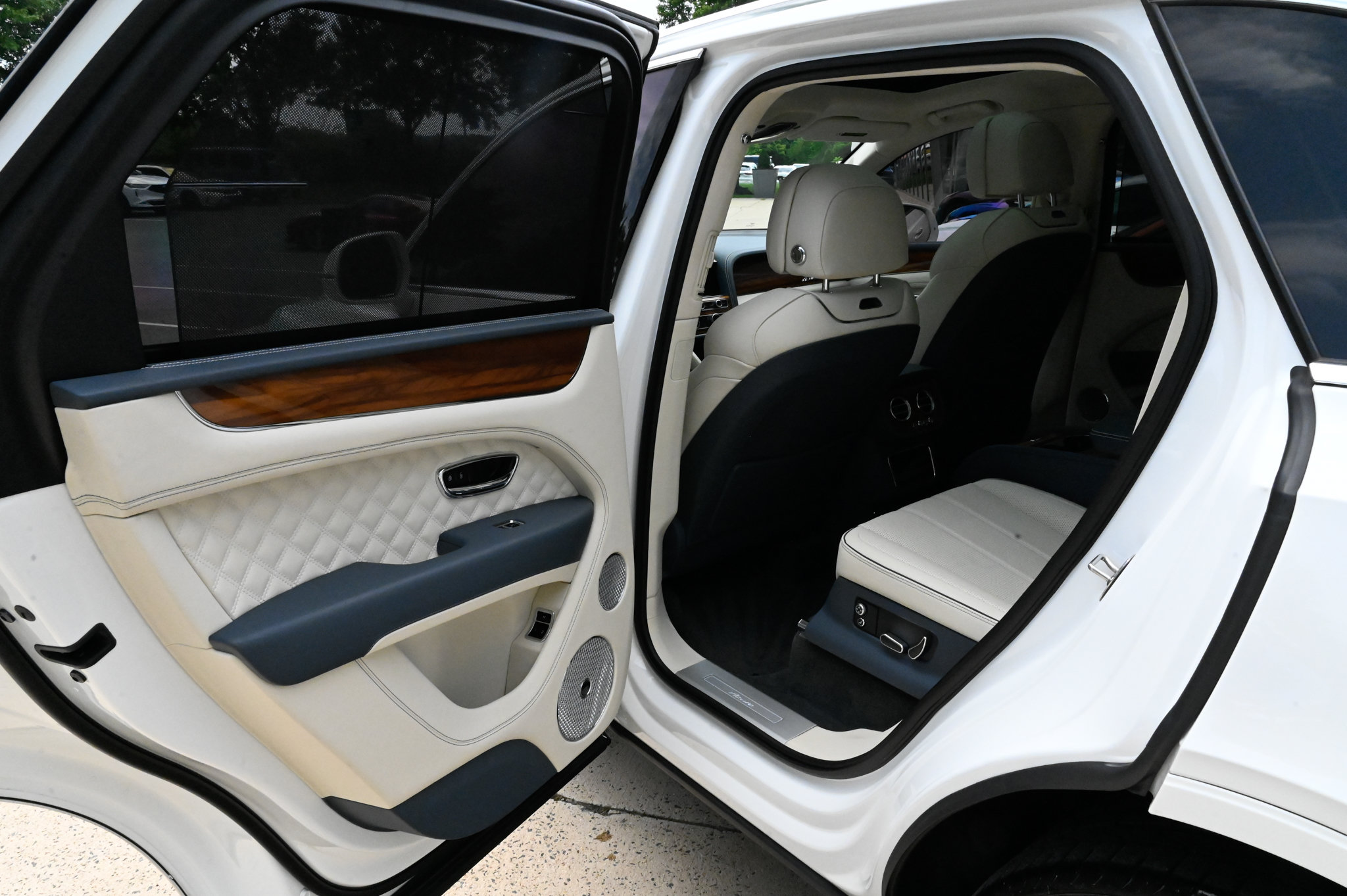 Used 2023 Bentley Bentayga AWD/4WD image 35
