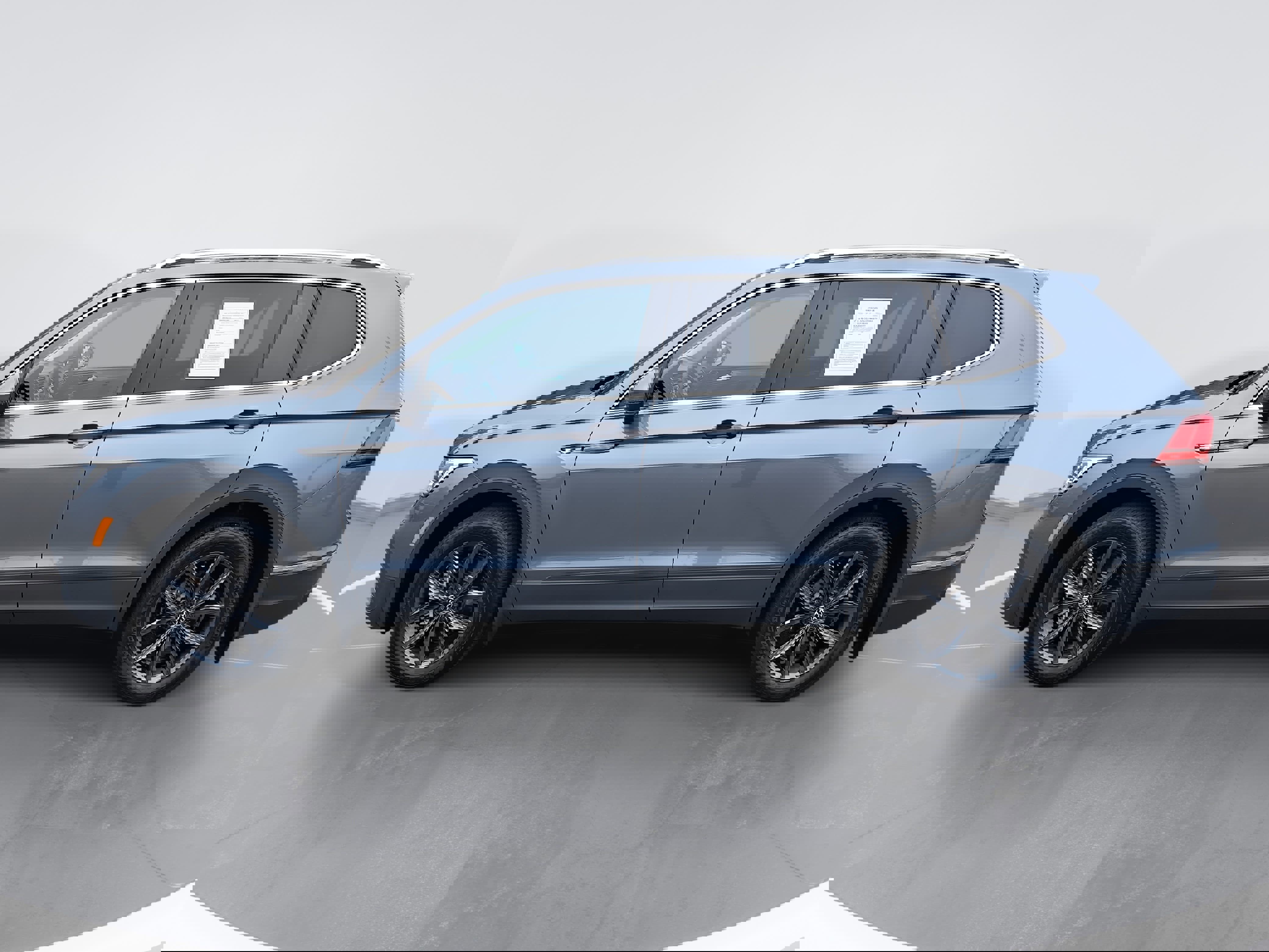 Certified 2023 Volkswagen Tiguan SE w/ Panoramic Sunroof Package image 6
