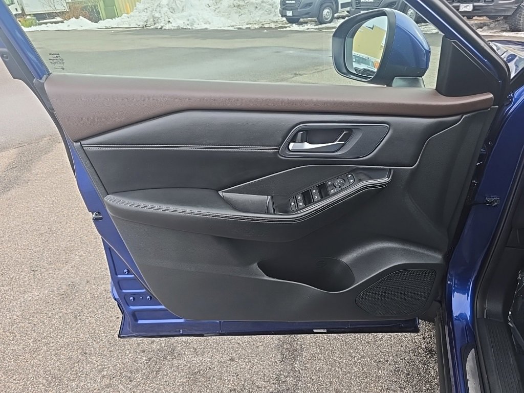 Used 2023 Nissan Rogue SV w/ SV Premium B Package image 18