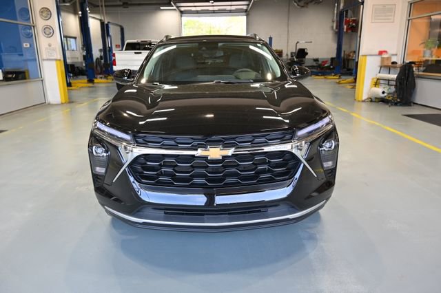 Used 2025 Chevrolet Trax LT w/ Driver Confidence Package FWD image 2