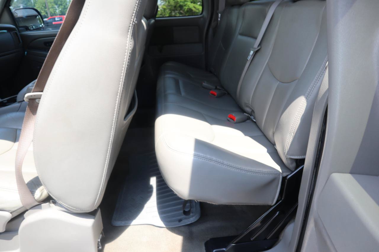 Used 2006 Chevrolet Silverado 1500 LT w/ Onstar Plus Package AWD/4WD image 16
