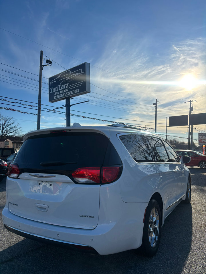 Used 2018 Chrysler Pacifica Limited image 8