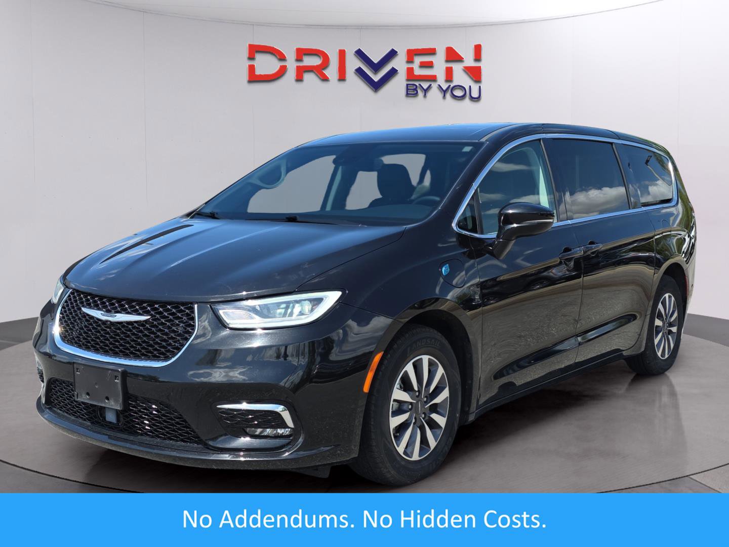 Used 2024 Chrysler Pacifica Select image 1