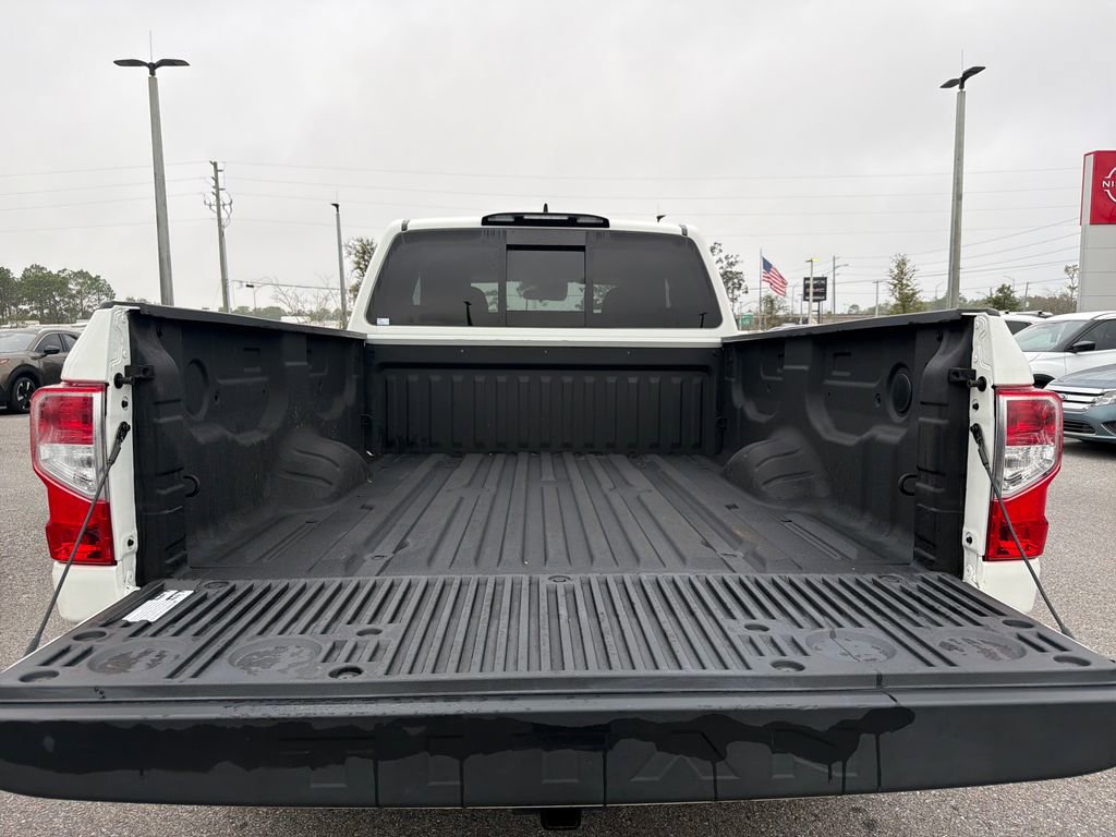 Used 2022 Nissan Titan S image 9
