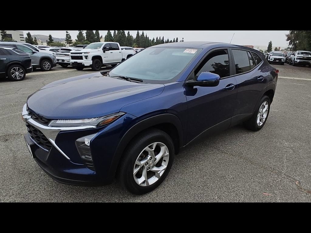 Used 2024 Chevrolet Trax LS w/ LS Convenience Package FWD image 3