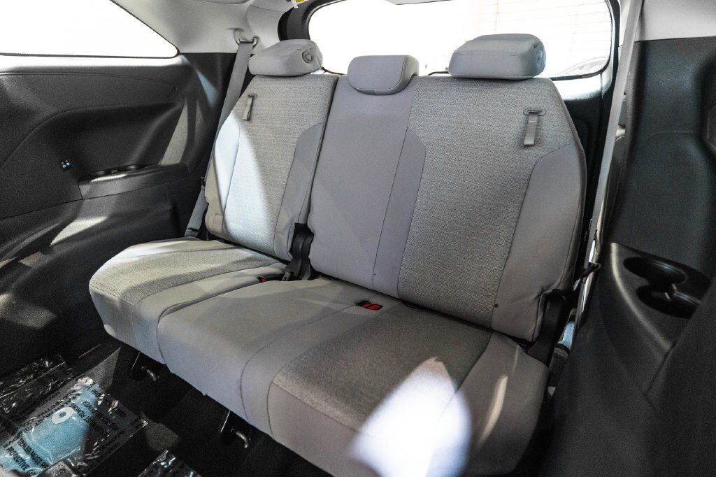Certified 2025 Toyota Sienna LE FWD image 34