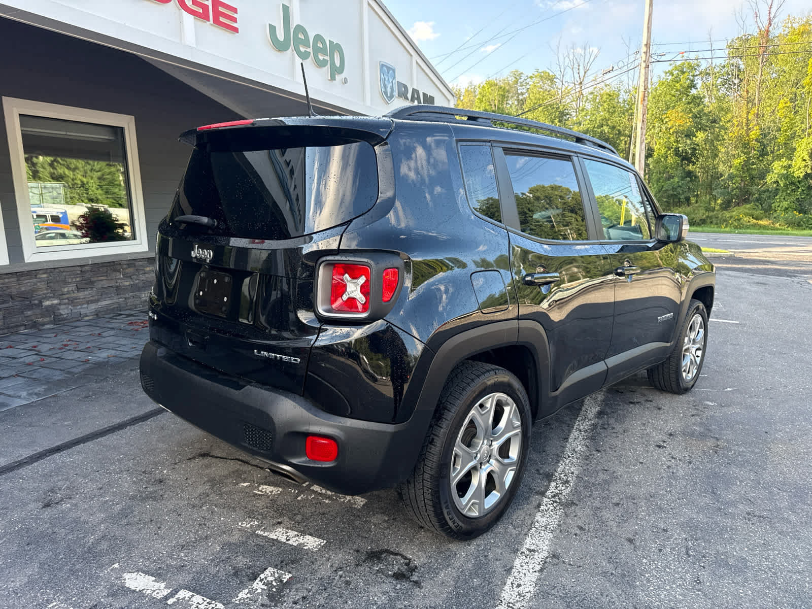 Used 2020 Jeep Renegade Limited w/ UConnect 8.4 Nav Group AWD/4WD image 3