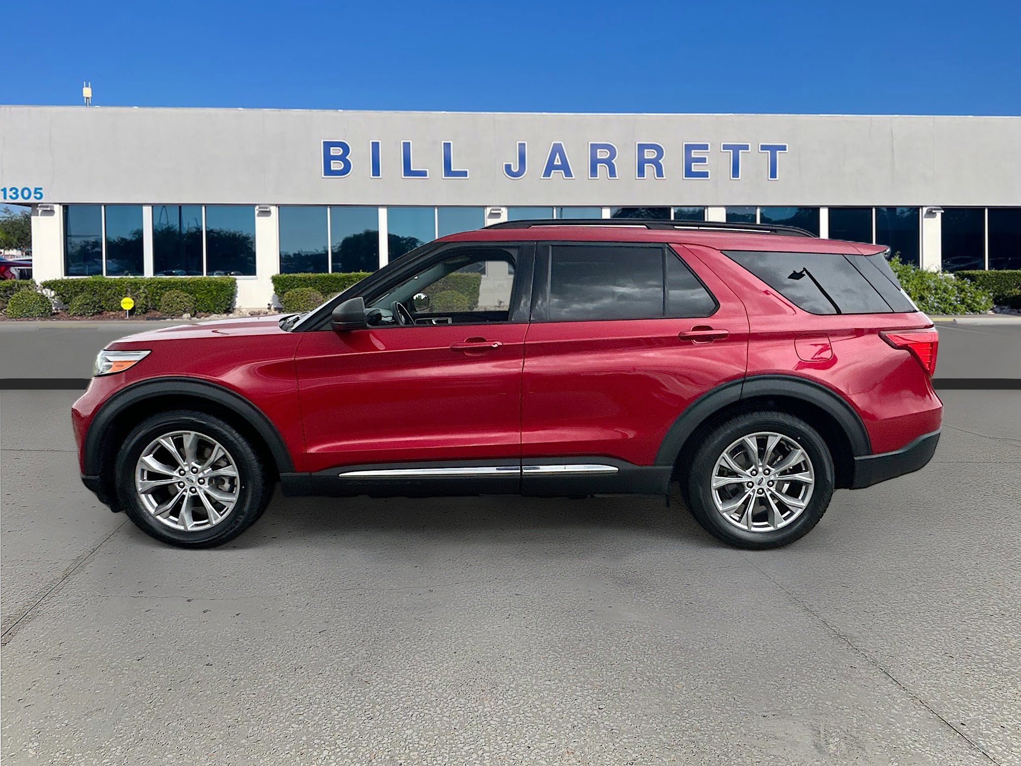 Certified 2022 Ford Explorer XLT w/ Equipment Group 202A image 4