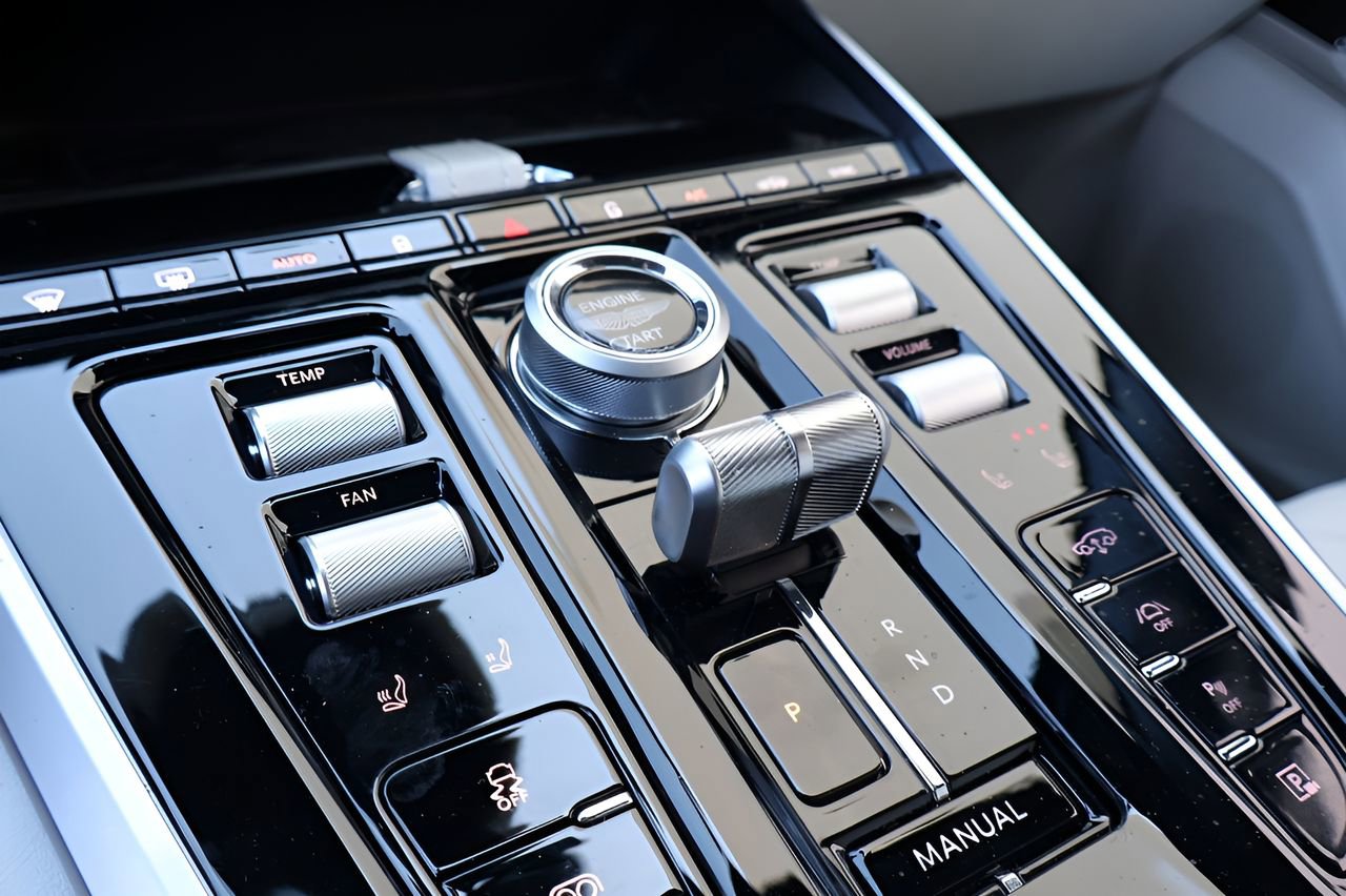 Used 2025 Aston Martin DBX 707 image 28