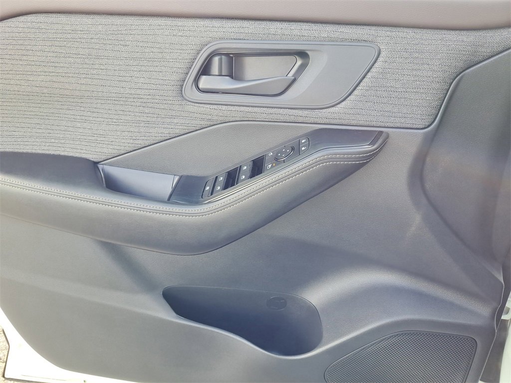 Used 2022 Nissan Rogue S image 16