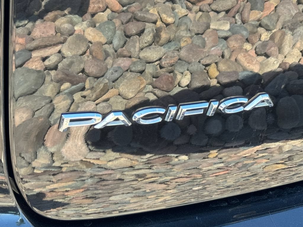 Used 2023 Chrysler Pacifica Touring-L FWD image 7