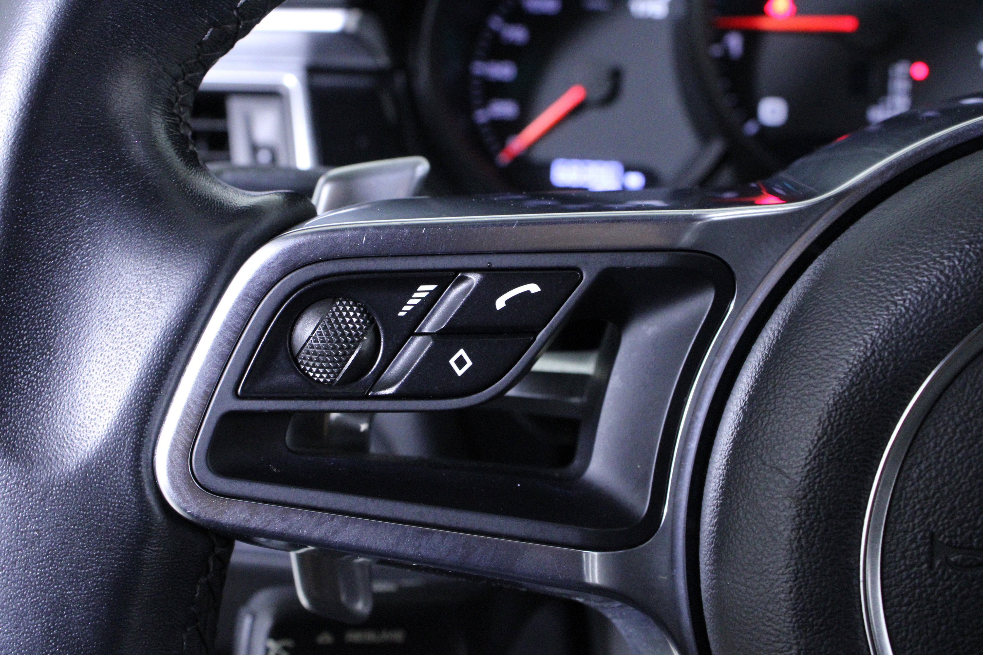 Used 2018 Porsche Macan image 24