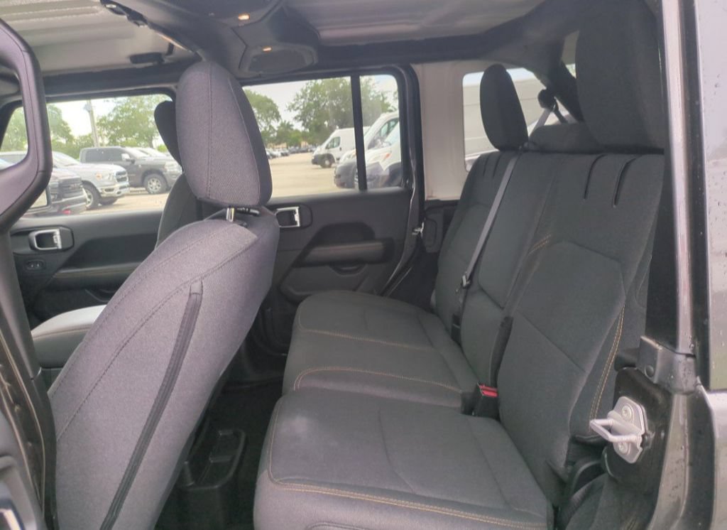Used 2025 Jeep Wrangler Unlimited Sahara w/ Safety Group AWD/4WD image 15