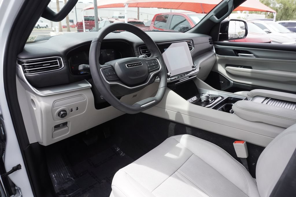 Used 2025 Jeep Wagoneer 2WD image 17