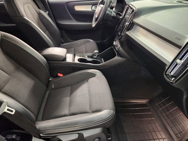 Used 2020 Volvo XC40 T4 Momentum FWD image 3