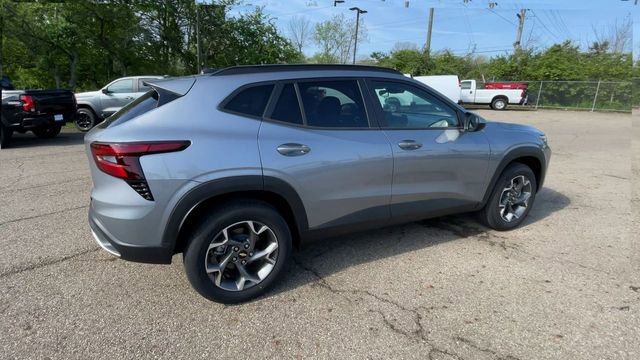 New 2026 Chevrolet Trax LT w/ Sunroof Package FWD image 2