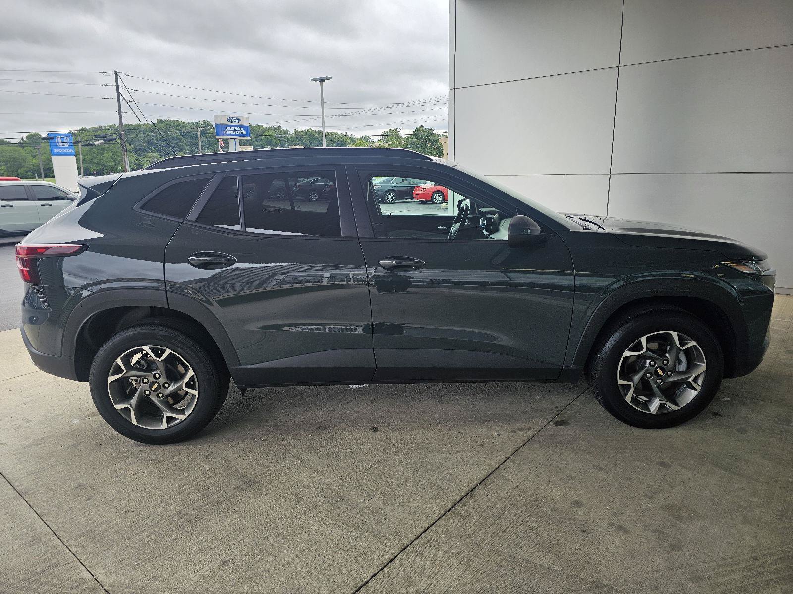 Used 2025 Chevrolet Trax LT w/ LT Convenience Package FWD image 6