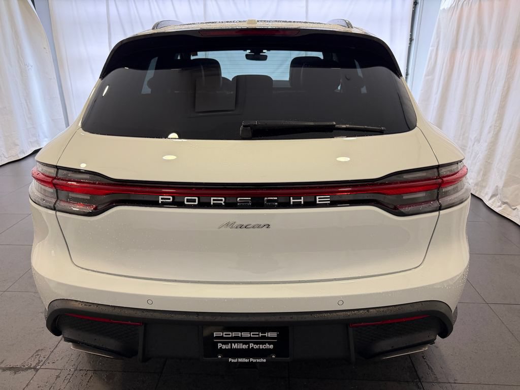Certified 2025 Porsche Macan AWD/4WD image 8