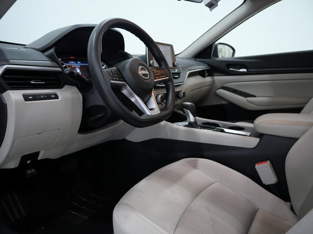Used 2025 Nissan Altima 2.5 SV FWD image 10