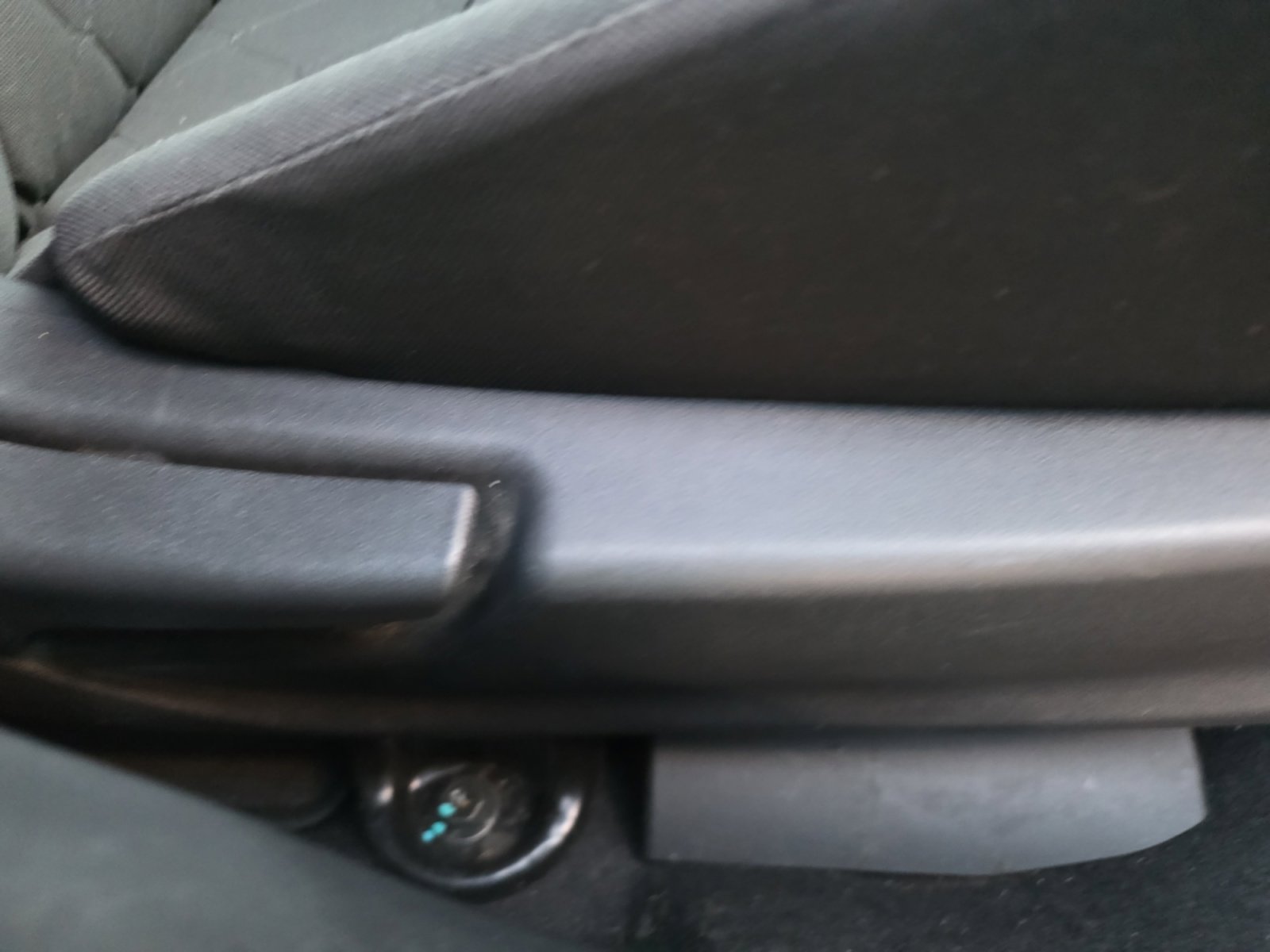 Used 2020 Nissan Kicks S image 30