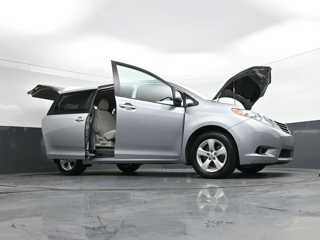 Used 2015 Toyota Sienna LE image 47