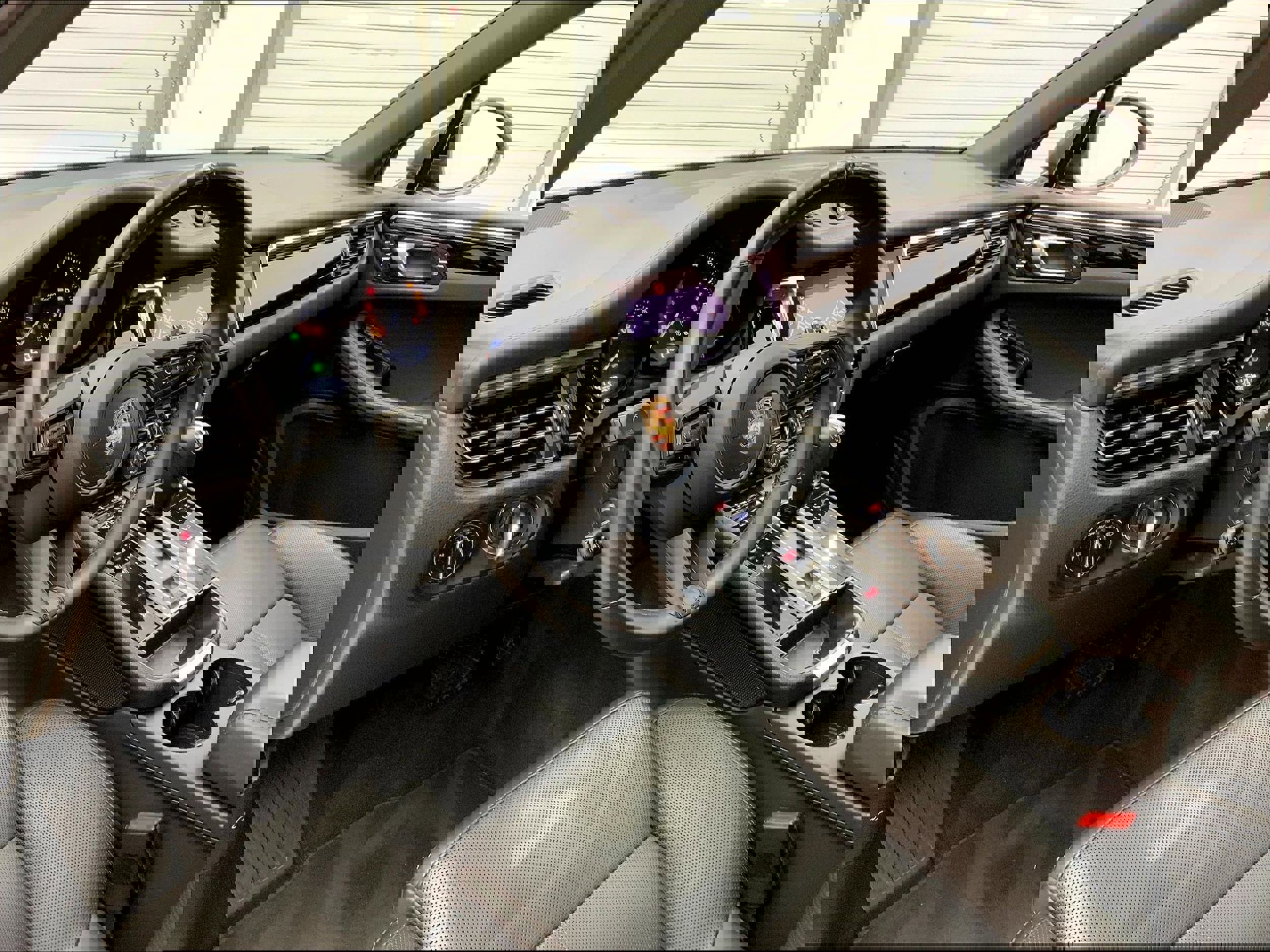 Used 2023 Porsche Macan Turbo image 4