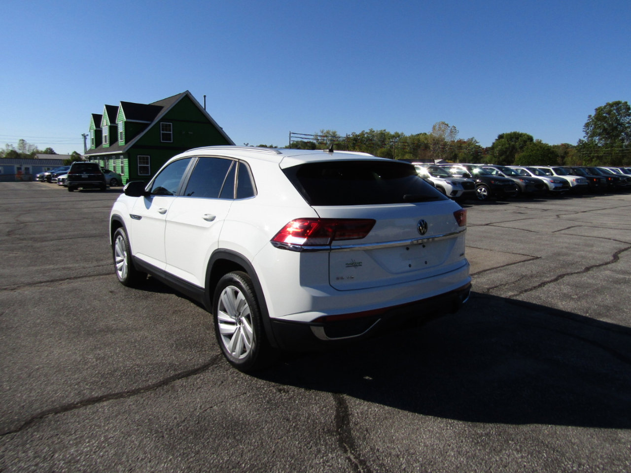 Used 2021 Volkswagen Atlas Cross Sport SE w/ Panoramic Sunroof Package image 5