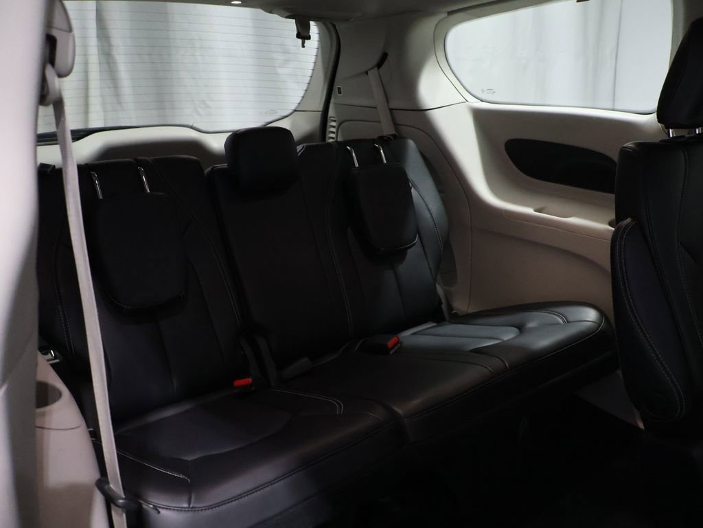 Used 2023 Chrysler Pacifica Touring-L FWD image 21