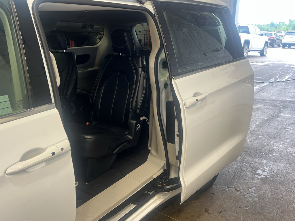 Used 2023 Chrysler Pacifica Touring-L FWD image 30