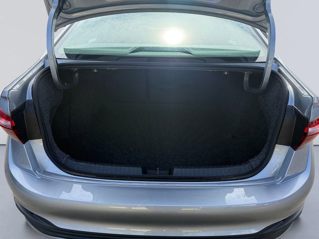 Used 2025 Volkswagen Jetta SE FWD image 19