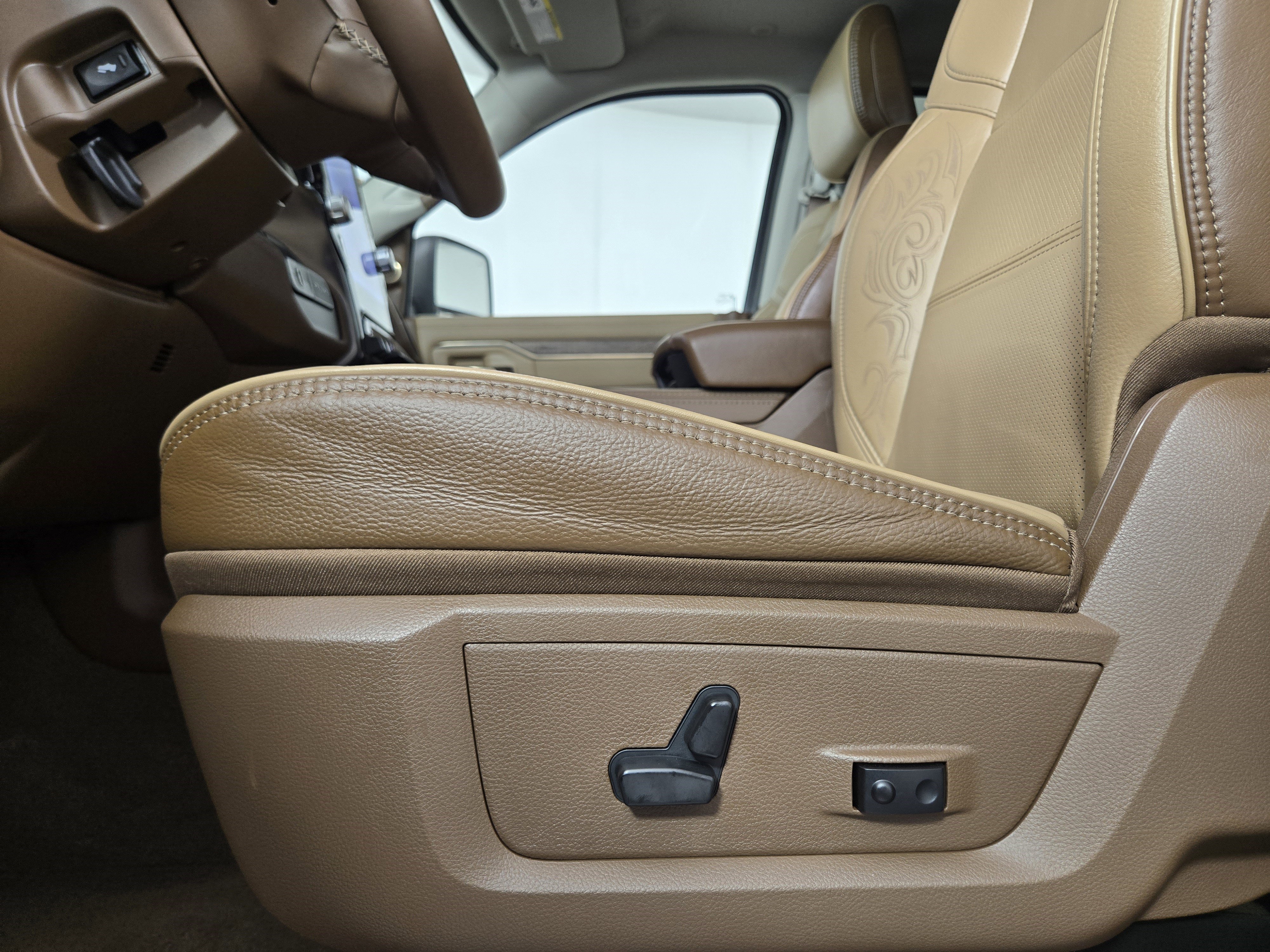 Used 2024 RAM 3500 Limited image 31