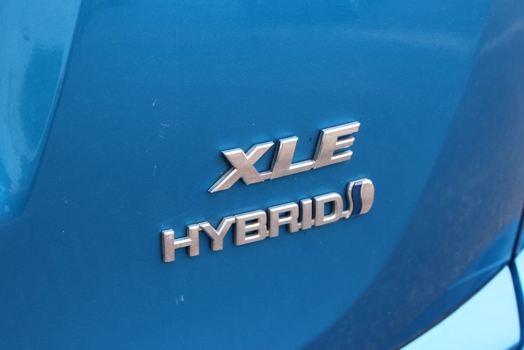 Used 2018 Toyota RAV4 XLE AWD/4WD image 16