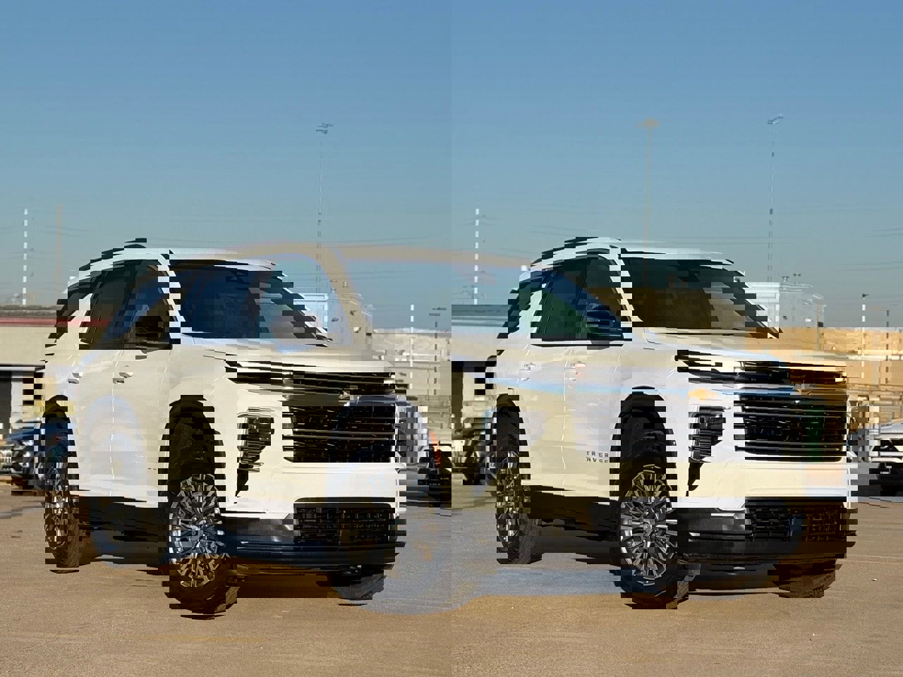 Used 2025 Chevrolet Traverse LT image 2