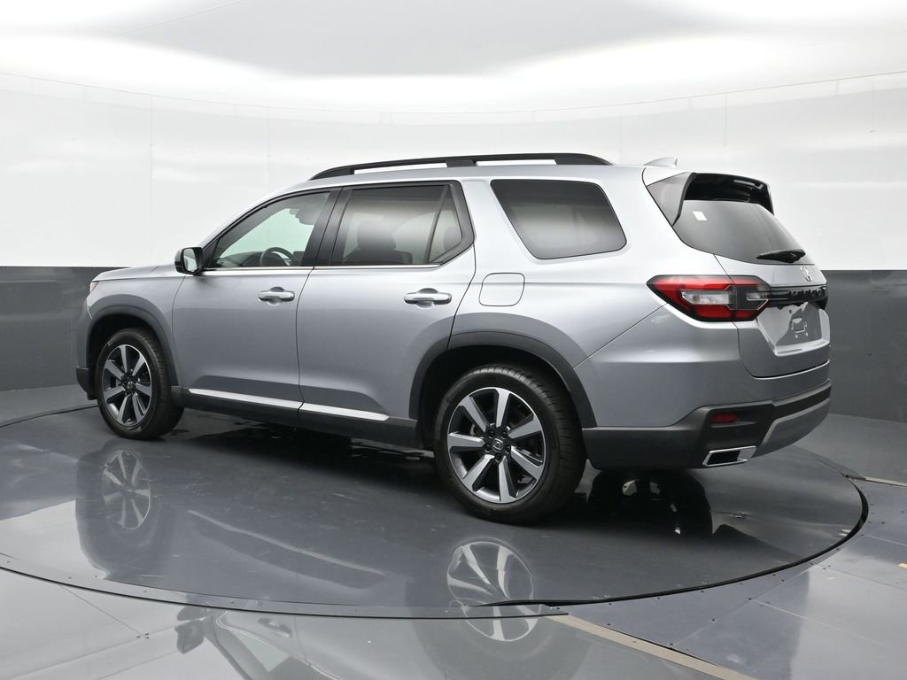 Used 2025 Honda Pilot Touring image 3