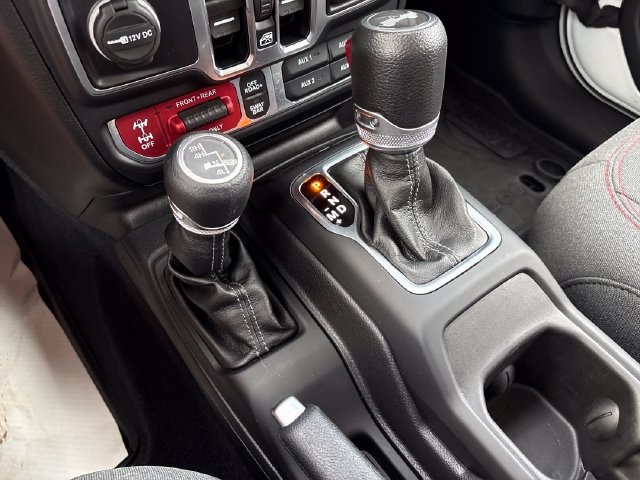 Used 2024 Jeep Wrangler Unlimited Rubicon w/ Technology Group AWD/4WD image 18