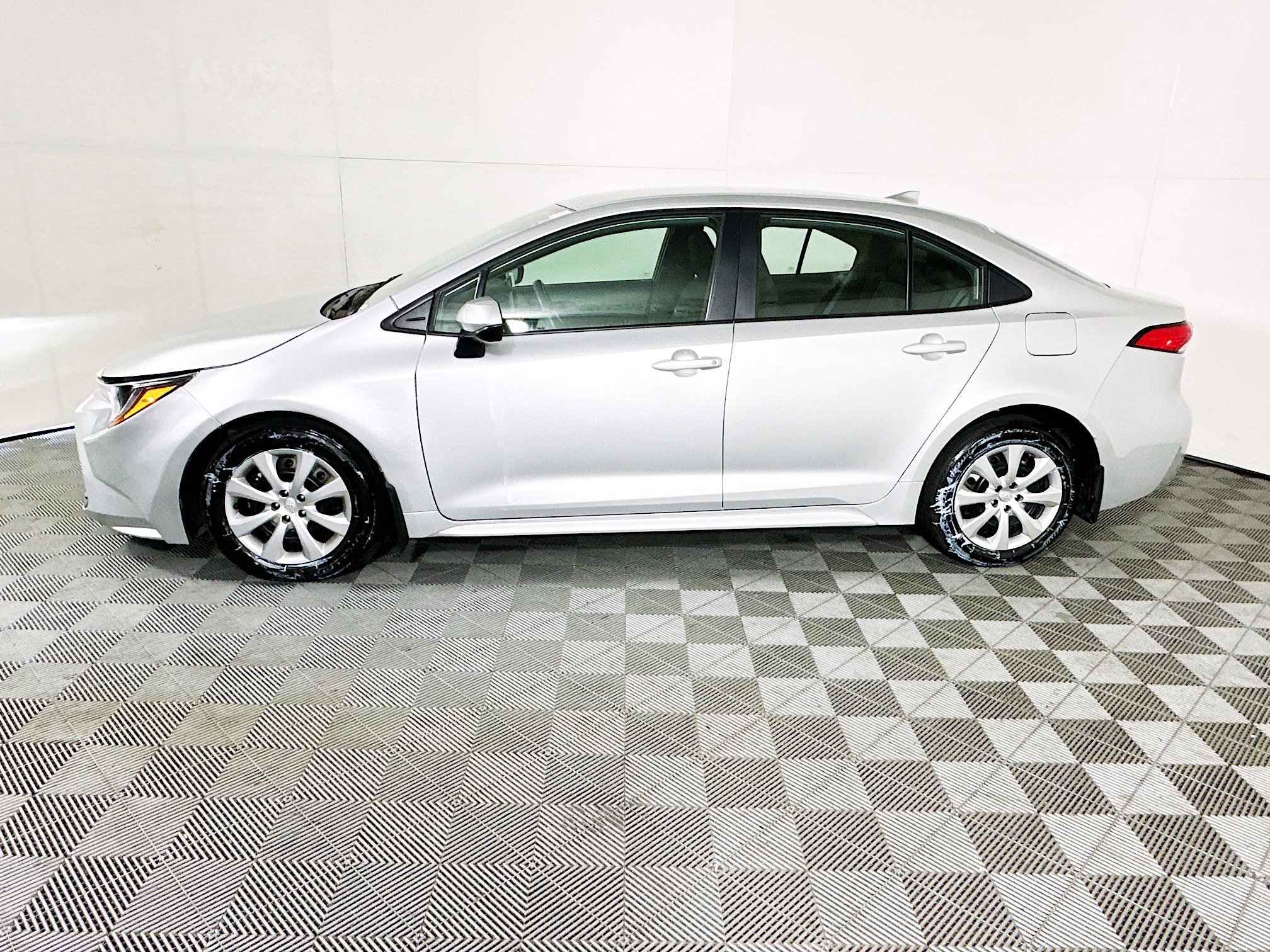 Used 2025 Toyota Corolla LE FWD image 5