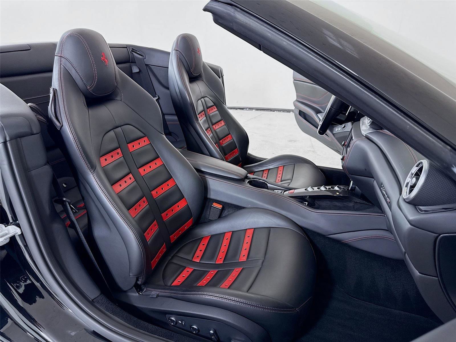 Used 2018 Ferrari California T image 31