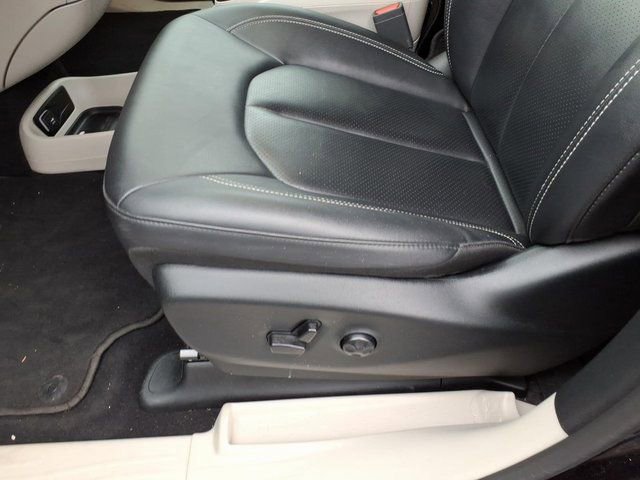 Used 2024 Chrysler Pacifica Touring-L image 5