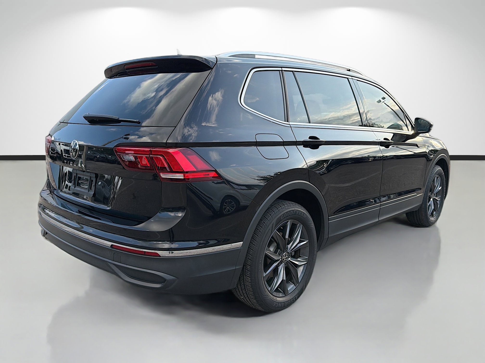 Used 2023 Volkswagen Tiguan SE image 3