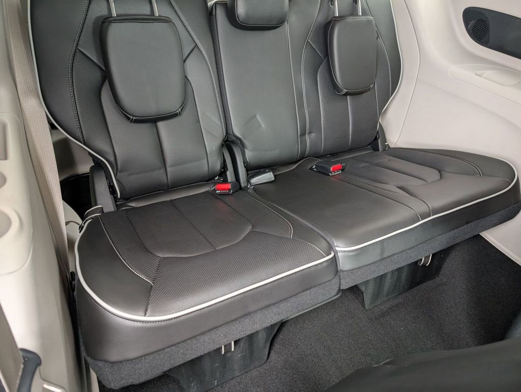 Used 2023 Chrysler Pacifica Limited image 43